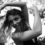 Livia Bartolucci - Anghiari Dance HUB | 2021: un viaggio sull’oceano a bordo di un veliero per un progetto di tutela ambientale, fuori dalle abituali rotte geografiche e interiori. 2022: fra il cielo e il mare, l’Apocalisse del Signorelli dipinta nel Duomo di Orvieto. 2023: la sapienza antica del popolo palestinese come forma di resistenza. Tutte Storie degli ultimi giorni. Ogni corpo è un insieme di storie, esperienze e visioni vissute, così come ogni tessuto è l’intreccio dei fili che ne creano la maglia. Ogni comunità è l’incontro di una moltitudine di corpi che si intrecciano, si separano, si sostengono, si avvicinano, si allontanano.